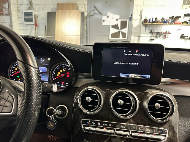 Замена правого бокового зеркала + калибровка системы кругового обзора (Surround View System) на Mercedes GLC (кузов X253) в сервисе AK78. Комплексная услуга для восстановления полного функционала ассистентов парковки и безопасности после повреждения или